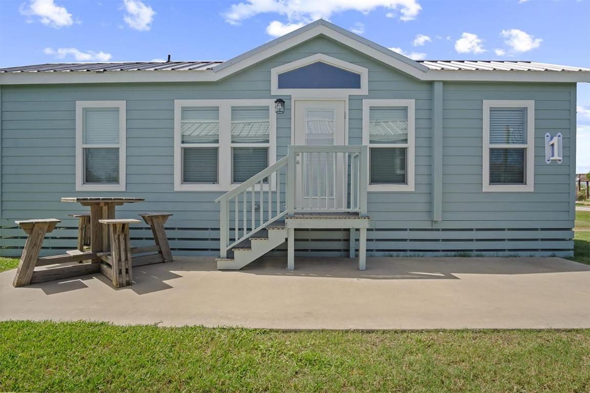 Ferienhaus 1 Block To -brand New Modern Tiny Bolivar Peninsula
